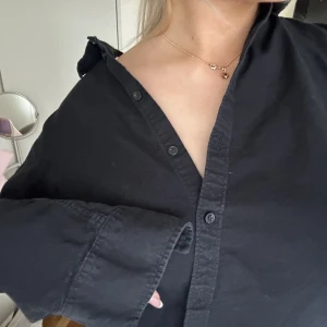 Svart skjorta - Skjorta från Gina tricot i stel 38, inga defekter!