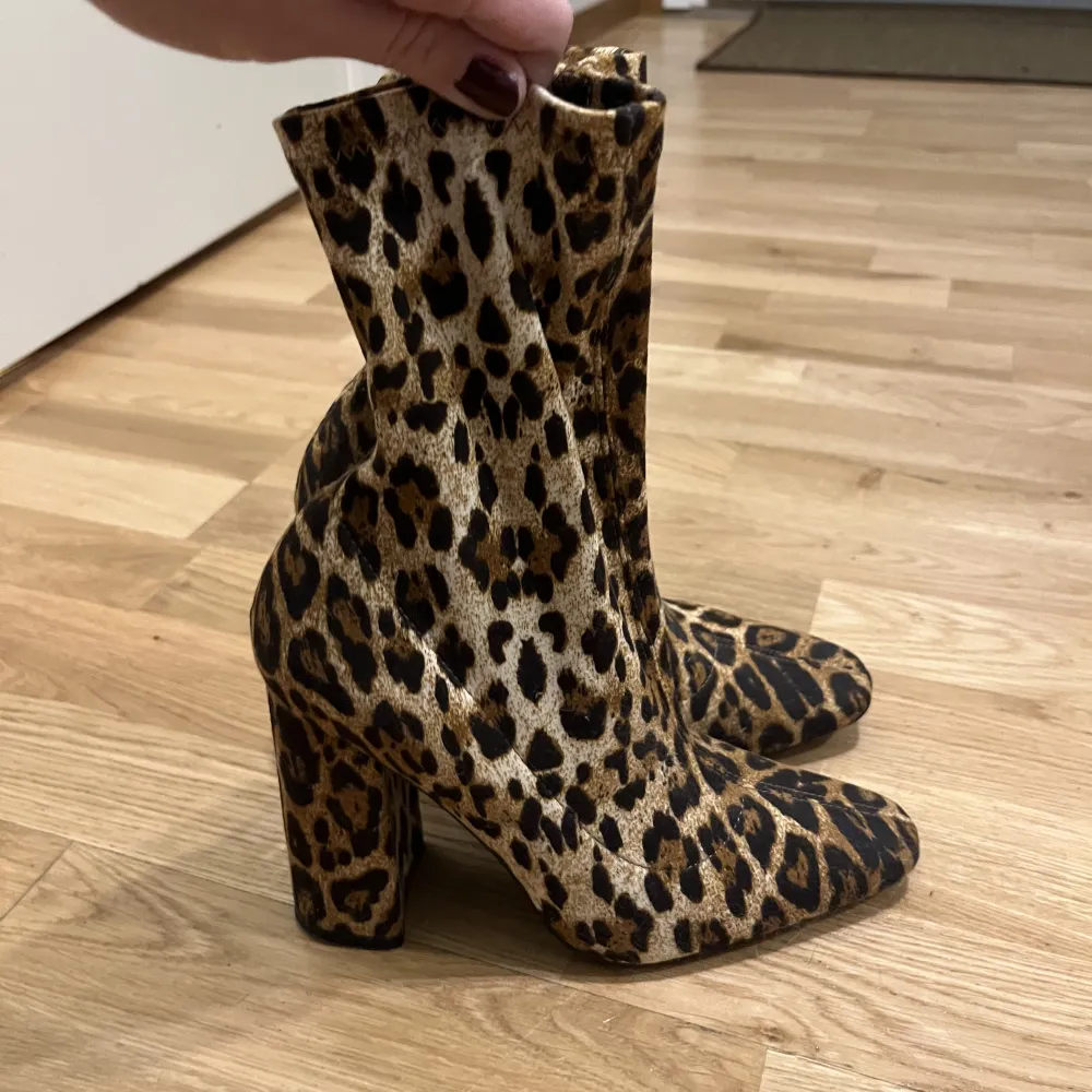 Sockboots från Raid i leopardmönster i storlek 37. Använda ett fåtal gånger, fint skick. . Skor.