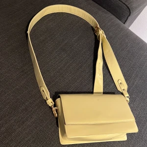 Väska - Crossbody bag i PU material från ASOS