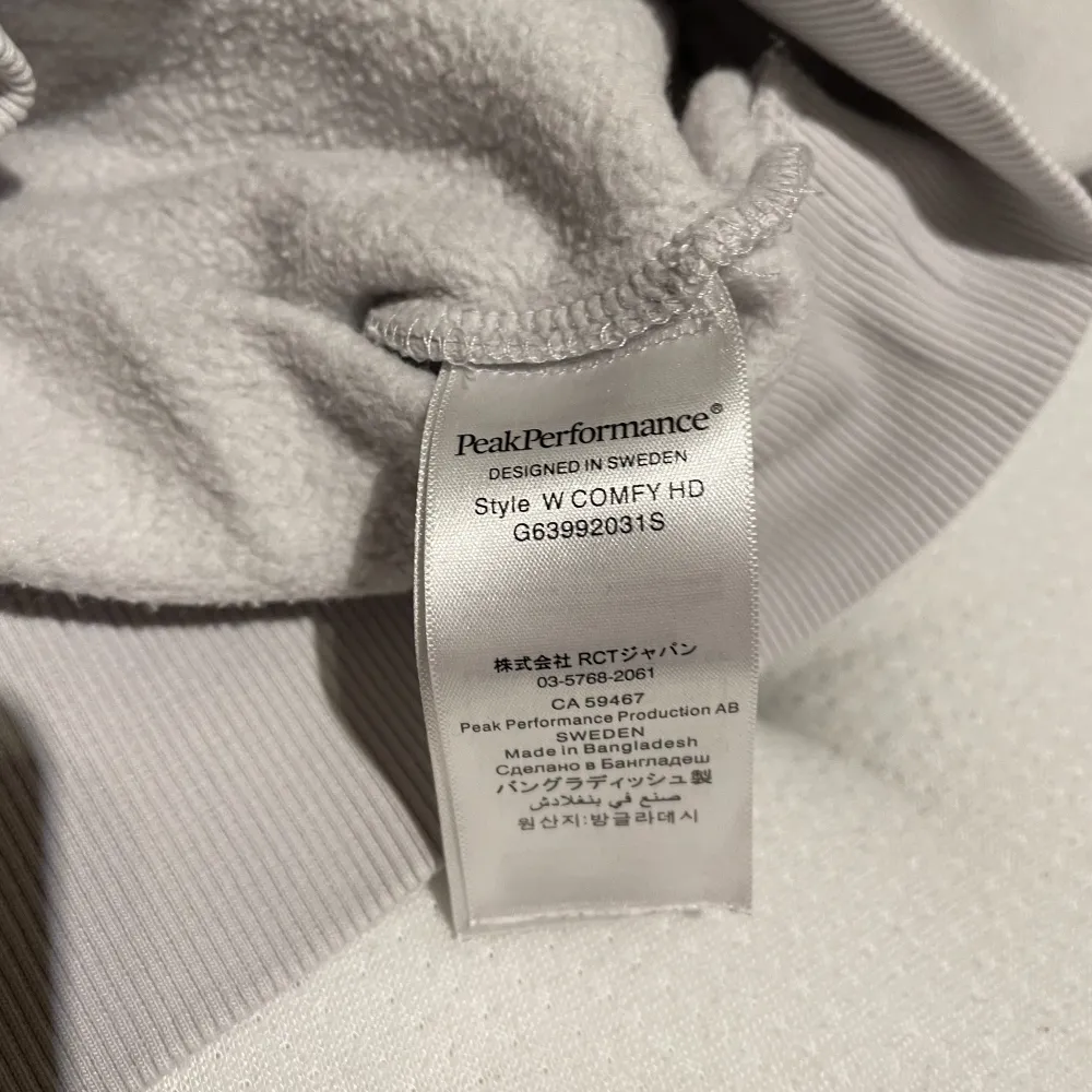 Säljer en jättefin Peak Performance hoodie i storlek S. Färgen är creamgrå och passar till andra färgade klädesplagg. Tröjan är varm och täcker kylan nu för vinter och höst. Pris kan diskuteras, skriv för mer info! . Hoodies.