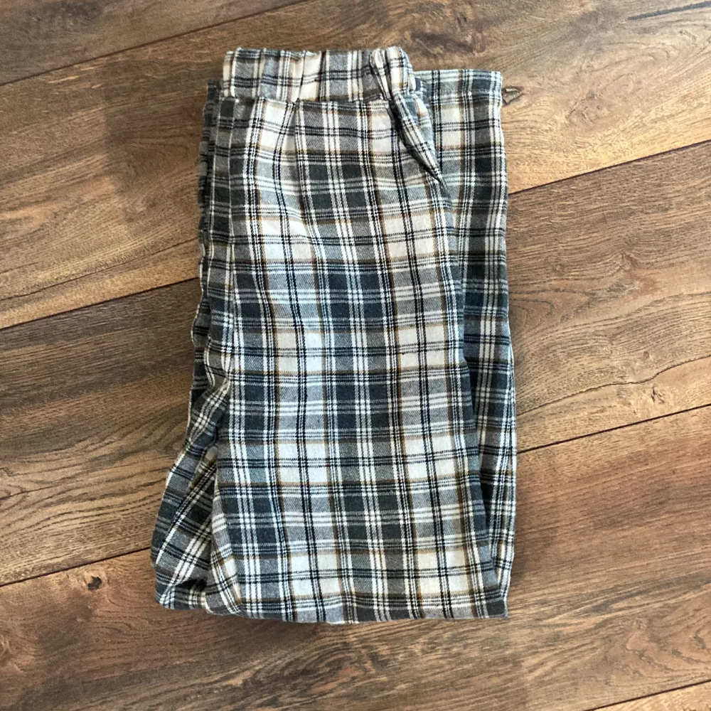 Ett par pyjamas byxor från SHEIN som har varit använda ca 5 gånger, säljer pågrund av för liten storlek. Storlek är 10/11y och passar om man är ca 135/145 cm!. Jeans & Byxor.