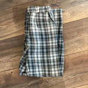 Ett par pyjamas byxor från SHEIN som har varit använda ca 5 gånger, säljer pågrund av för liten storlek. Storlek är 10/11y och passar om man är ca 135/145 cm!
