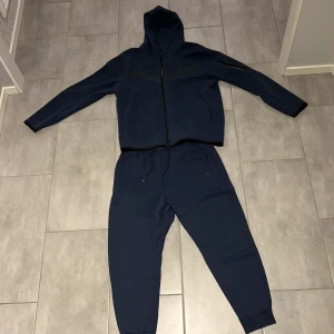 Nike tech som legat i garderoben under en lång period. - Ganska använd äkta Nike tech sätt som jag vill sälja för ett bra pris.