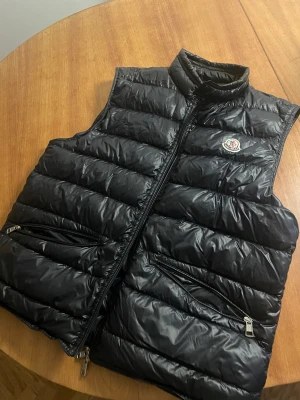 Moncler Gui - Storlek 3 S/M Liten lagning som inte syns. Pris kan diskuteras, tar även byte.