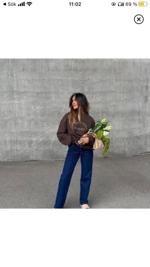 Mid Rise jeans Nakd - Slutsålda jeans från Amelie star X nakd kollektionen. Köpta second hand men endast använda av mig 1 gång pga för små. Bra skick förutom ett litet hål i innerfickan (inget som syns) 