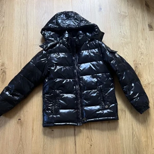 Svart vinterjacka  - Svart glansig vinterjacka som aldrig använts  Storlek: S  Kontakta mig vid intresse eller andra frågor! 🤍