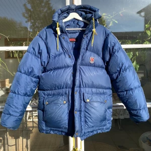 Fjällräven Expedition Down Jacket - Hej, säljer min populära Fjällräven jacka i marinblå färg. Bra skick men finns några smådefekter, bild i DM. Nypris 8000kr. Gamla modellen dvs lite mer ”puffig”. Storlek XS men passar även olika beroende på hur man vill ha den. Hör av dig vid frågor!😊🥰