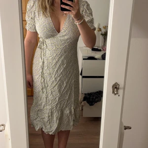 Blommig klänning - Supersöt klänning i nyskick som är perfekt till sommar och vår💕 köpt för något år sedan men endast använd 1 gång.💕