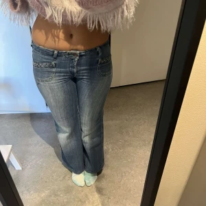 Jätte coola lågmidjade jeans med detaljer på fickor - Jätte fina lågmidjade jeans som har jätte söta flät detaljer på fickorna. Perfekt för hösten 💕 skriv för mer info och bilder!!💕