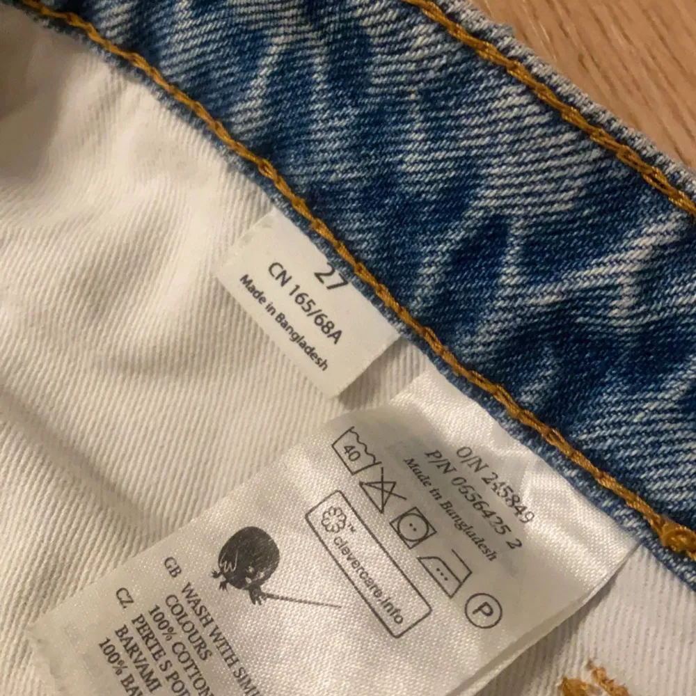 Blåa jeans(mid waist) ifrån monki. Köptes för 2 år sen och använts ett fåtal gånger, säljer då dem inte kommer till användning längre. Nypris: 499kr. Jeans & Byxor.