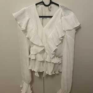 Blus - Säljer denna blusen då den inte kommer till användning. Aldrig använd så är i nyskick helt.🥰