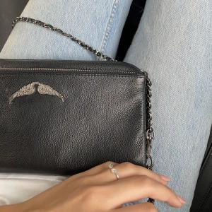 Zadig väska - Säljer min Zadig & Voltaire väska då den inte kommer till användning längre💞Köpt på NK. Nypris ligger på över 3000kr, mitt pris är 1500kr