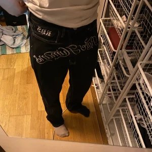 Rare humains jeans - Rare humains jeans, köpta på första droppet för 1500kr sen dess har alla andra dropps sålt slut.  Ganska perfekt baggy med detaljer lite här och där. Sparsamt använda så inga skador över huvudtaget.  Finns i Umeå men kan lösa frakt 