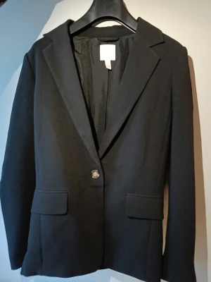 Svart kavaj i storlek 32 - Svart kavaj i storlek 32. Ej Använd! 