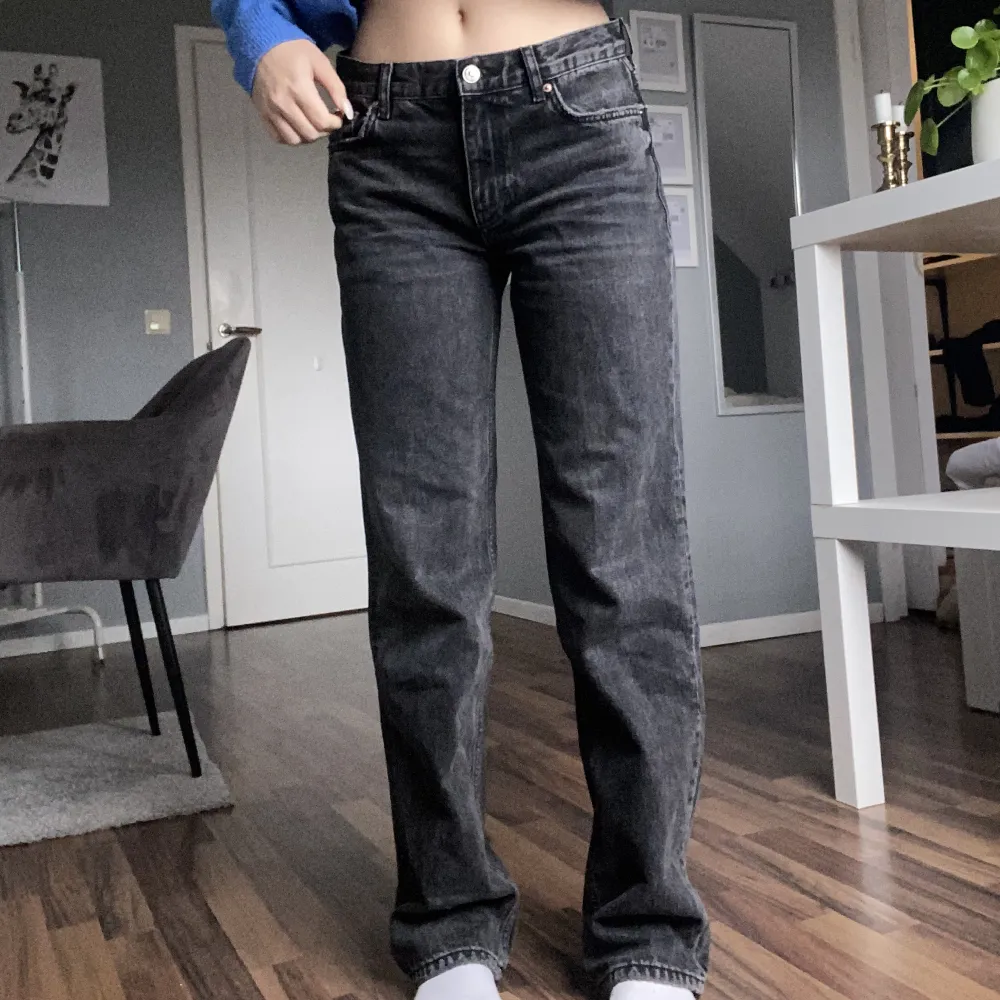 Snygga jeans i ett bra skick från Gina tricot, används inte då jag nyligen köpte ett par ungefär likadana i lite ljusare färg🥰🥰 men dessa är fina och behagliga att ha på sig 😍. Jeans & Byxor.