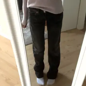 snygga lågmidjade jeans från weekday i en grå/svart färg som jag köpte av en tjej på plick men satt tyvärr inte så bra på mig, nypris ca 600kr🌟