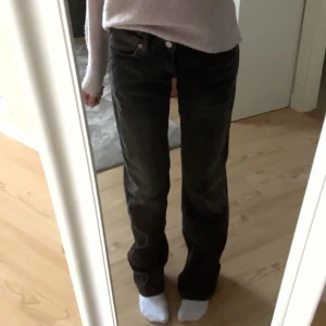 arrow low straight jeans - snygga lågmidjade jeans från weekday i en grå/svart färg som jag köpte av en tjej på plick men satt tyvärr inte så bra på mig, nypris ca 600kr🌟