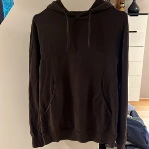 Filippa K hoodie - Stickad Filippa K hoodie i storlek xs. Skick 9/10. Använd fåtal gånger och är inte knottrig alls. Kan skickas med posten Har du vidare frågor är du välkommen att fråga!