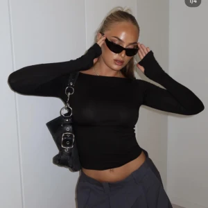 Adsgn tröja - Säljer min adsgn tröja som tyvärr inte kommer till användning längre. Långärmad svart tröja i superskönt material med långa ärmar och hål för tummarna 💖nypris ca 900kr 