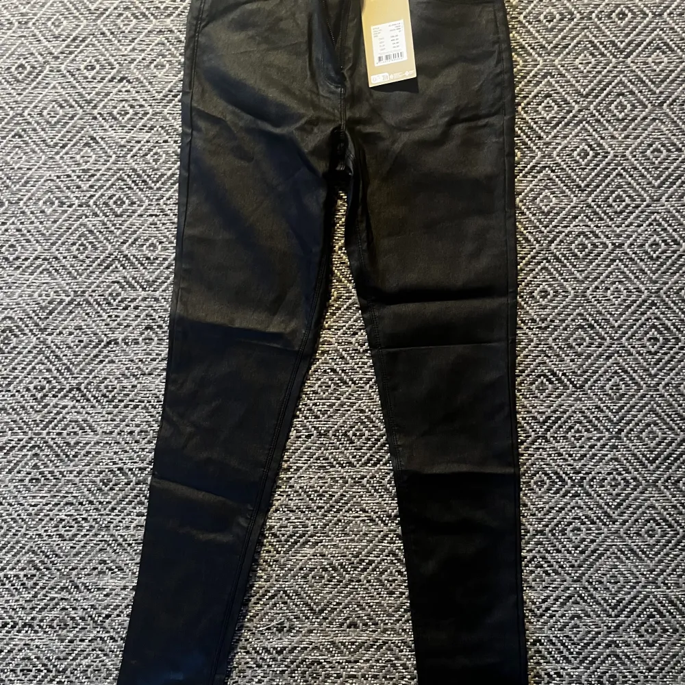 Helt nya oanvända svarta byxor från Soyaconcept. Tags kvar, nypris 500kr. Jeans & Byxor.