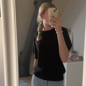 stickad t-shirt - säljer min stickade t-shirt från veromoda då den inte kommer till användning! den är i bra skick då den aldrig är använd💞