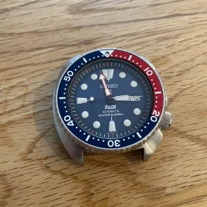 Seiko Prospex Turtle specialutgåva  - Hej! Säljer nu denna Seiko som legat i låda senaste tiden.   Fungerar som den ska. Saknar länk, samt små nästan osynliga punkter på bezeln där det tappat färg  3250kr, nypris med länk 5059kr  Finns i chatten, tveka inte på att fråga om något är oklart! 