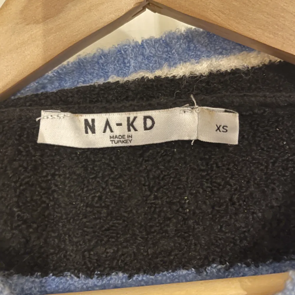 Randig stickad tröja från NA-KD i storlek xs. Knappt använd🥰. Stickat.