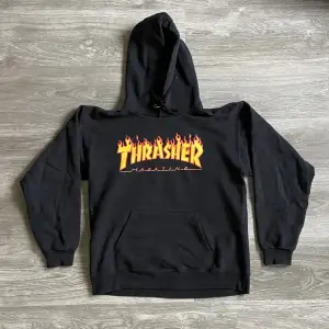 Thrasher hoodie. Defekt, lite trådar som är lösa och pytte hål i framfickan. Inget som syns tydligt. Jätteskön hoodie. Mått: längd 63.5cm. Armhåla till armhåla 52.5cm.