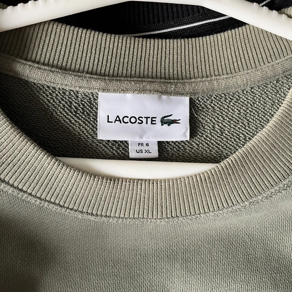 Snygg Lacoste tröja i strl XL, passar L. Sparsamt använd och i mycket gott skick. Mitt pris är 350 men kan gå med på att sänka vid snabb affär!. Tröjor & Koftor.