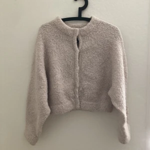 Varm kofta  - Varm kofta i alpacka. Storlek 34 men oversize. Beige i färgen.