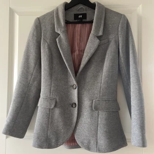 Dam kavaj stl 34 - Grå dam kavaj i storlek 34.  Går att tvätta i 30grader 🧺