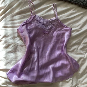 Linne i 100%silke - Exlusivt vintage linne i 100% silke. Jättefint och mjukt, med gulliga detaljer!! 