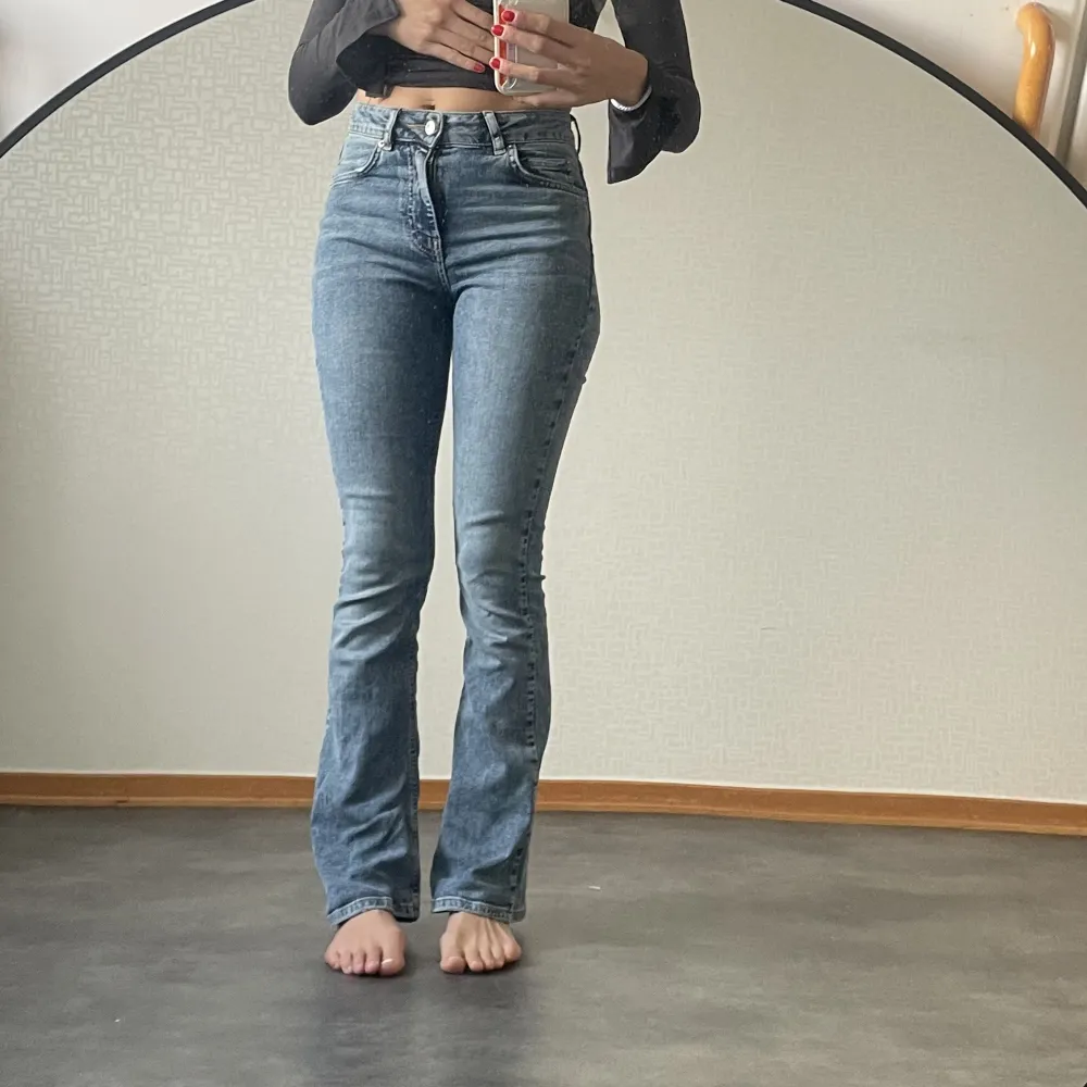 Bootcut jeans från Gina tricot i storlek S men passar mig som har XS. Aldrig använda bara testade.. Jeans & Byxor.