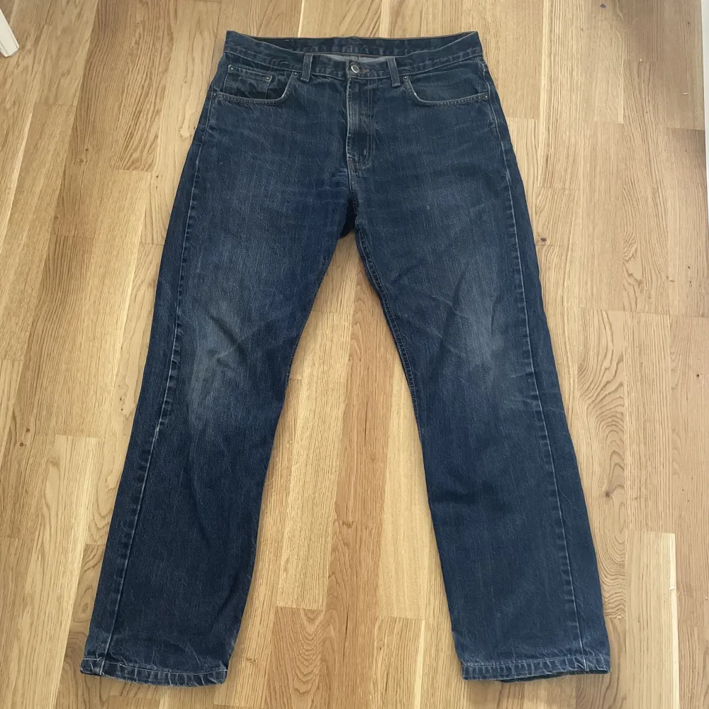 Supersnygga baggy mörkblå jeans från Mc.Gordon. Jeansen har tecken på användning men är fortfarande i mycket bra skick! 💓 Måtten:  Längd på byxorna - 104 cm Läng rakt över midjan - 43cm Innerbenslängden - 72cm (Kom priv för mer bilder, info). Jeans & Byxor.