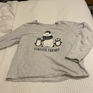 Pyjamaströja🤍 - En super super mjuk pyjamaströja som matchar med byxorna som jag precis la ut!💕