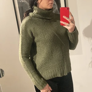 Stickad tröja med polokrage - Stickad lite tunnare tröja med polokrage. Använd ett fåtal gånger. Jag på bilden är strl. S-M