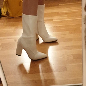 Boots  - Kortare vita boots, aldrig använt 
