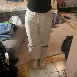 Vita jeans - Jag säljer den här för dom är förkorta. Jag är typ 1,67, 