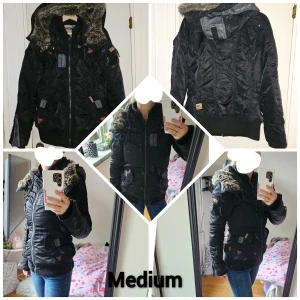 Snygg Khujo Vinterjacka Med Snygga detaljer  - Märke : Khujo  Varm Vinterjacka med massa snygga detaljer.   Storlek : Medium 