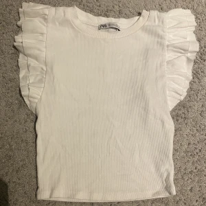 Blus - Väldigt söt top från Zara! Bra skick för har använt fåtal gånger, priset kan diskuteras!🤍