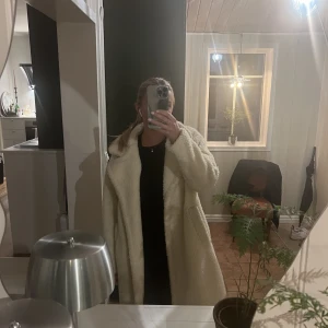 Fluffig kappa  - Säljer denna jätte mysiga och söta kappan från Cubus i storlek s. Kommer inte längre till användning och använd fåtal gånger så den är i fint skick!🩷🩷