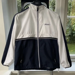 Vintage Ellesse jacka  - Vintage Ellesse jacka  Mycket bra skick förutom en liten fläck på armen som visas på bild. Storlek M men passar S  Längd: 65cm Bredd: 60cm  Ärm längd: 55cm