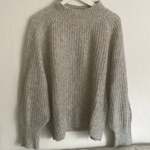 Stickad tröja - Säljer en grå stickad tröja med balongärmar. Knappt använd. Skriv för mer bilder💜