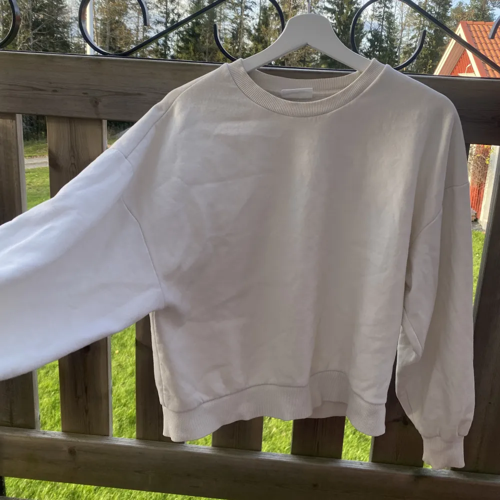En krämvit sweatshirt från Gina, säljer då den inte kommer till användning längre. . Tröjor & Koftor.