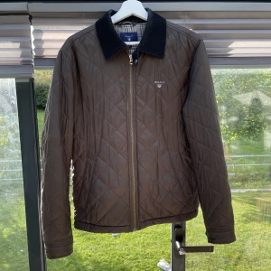 Gant jacka - Gant jacka - Inga hål eller fläckar - skriv för frågor eller om du vill ha fler bilder eller vad som - samfraktar också om man är intresserad av mer grejer - köp dirket eller buda eller byten