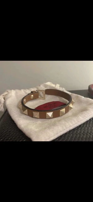 Valentino armband  - Intressekoll på mitt knappt använda Valentino armband som jag vill sälja. dustbag och box ingår ,skriv om ni vill ha mer bilder eller frågor!
