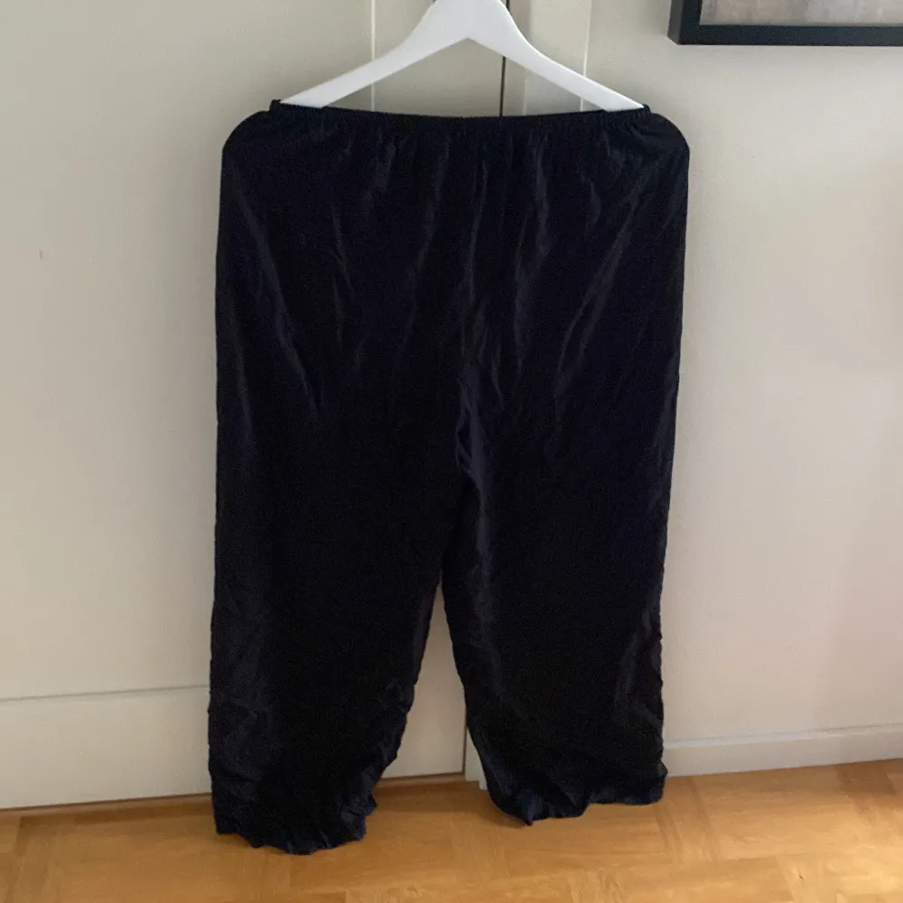 Hej! Nu säljer jag dessa svarta linne byxorna för att jag inte gillar de så mycket! De är från en marknad i Thailand så därför vet jag inte om det är något märke men de är super sköna och nästan aldrig använda❤️kontokta för fler frågor och info!❤️. Jeans & Byxor.