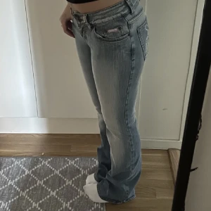Lågmidjade jeans - As snygga lågmidjade jeans som tyvärr var lite för små för mig. Säljer även ett annat par super fina lågmidjade jeans