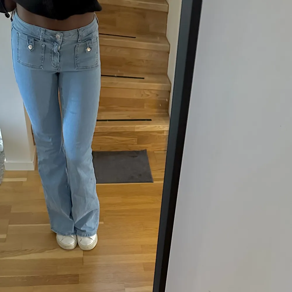 Säljer dessa ursnygga jeans med ficka från NA-KD i storlek 36. Jättebraskick & säljer då jag redan har ett par i annan färg. Säljer för 400+ frakt!! Dem är mid-waist!. Jeans & Byxor.