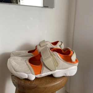 Nike-skor - Fantastiska skor från nika. Såå coola! Strl 39 och bara använda 2 gr av mig så jättefint skick. 